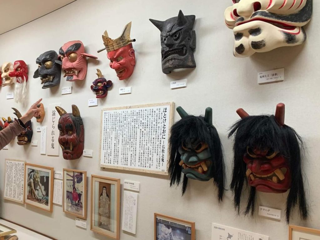 写真：日本の鬼の交流博物館に展示されている鬼面