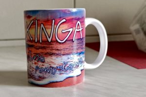 「Kinga」という名前が書かれたマグカップ